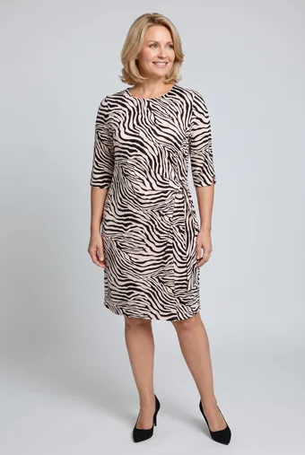 Beżowa sukienka z wiązaniem wzór czarna zebra